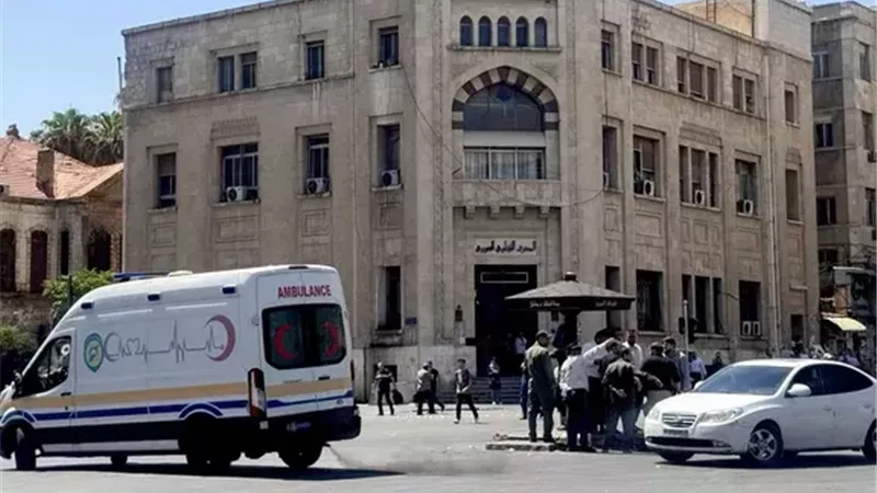 تزامنًا مع زيارة ماكرون..إصابة نائب وزير السياحة السوري جراء انفجارات دمشق