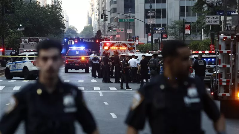 انهيار 5 طوابق في ناطحة سحاب وسط نيويورك.. واستنفار واسع