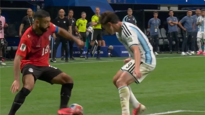 موقع عالمي: محمد صلاح لا يستحق ركلة جزاء أمام الأرجنتين 
