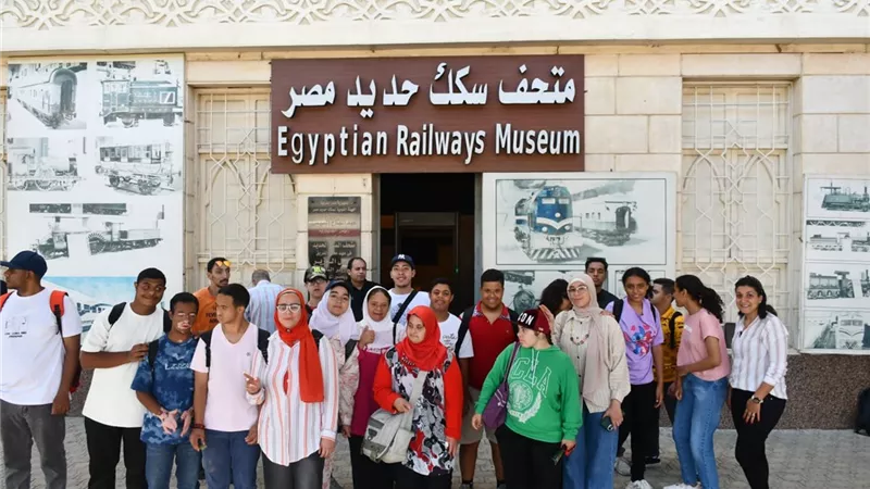 رحلات أتوبيس الفن الجميل.. متحف السكة الحديد يستقبل بعض الشباب وذوي الهمم