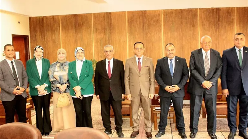 تجارة  أسيوط تواصل مناقشات رسائل الدكتوراه المهنية لعام 2026