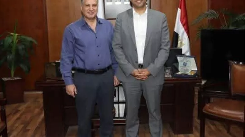 معهد بحوث أمراض العيون يستقبل رئيس الكلية الملكية لأطباء العيون بالمملكة 
