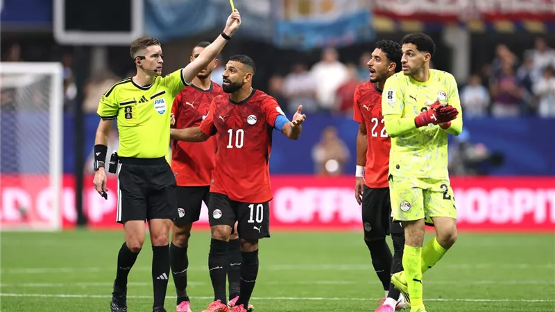 تقارير تكشف موقف فيفا من استبعاد حكم مباراة مصر والأرجنتين