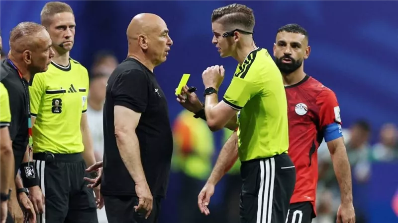 جدل لا ينتهي.. حكم إنجليزي سابق ينتقد قرارات الـVAR أمام الفراعنة
