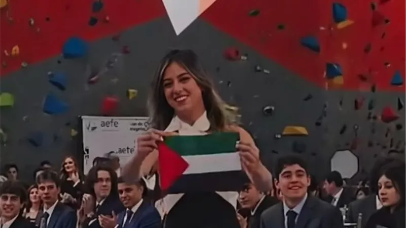 في رسالة رمزية.. ابنة رئيس كولومبيا ترفع العلم الفلسطيني خلال تخرجها|فيديو