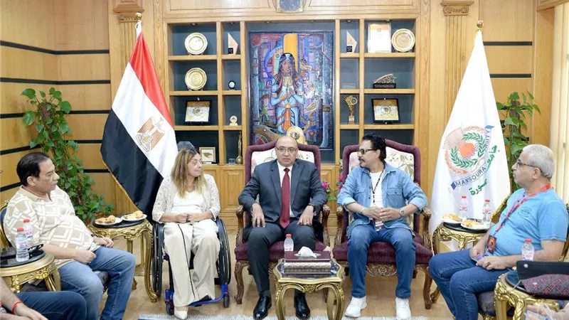 محمد رياض والمجلس القومي يدعمان دمج ذوي الإعاقة في الفنون بجامعة المنصورة 