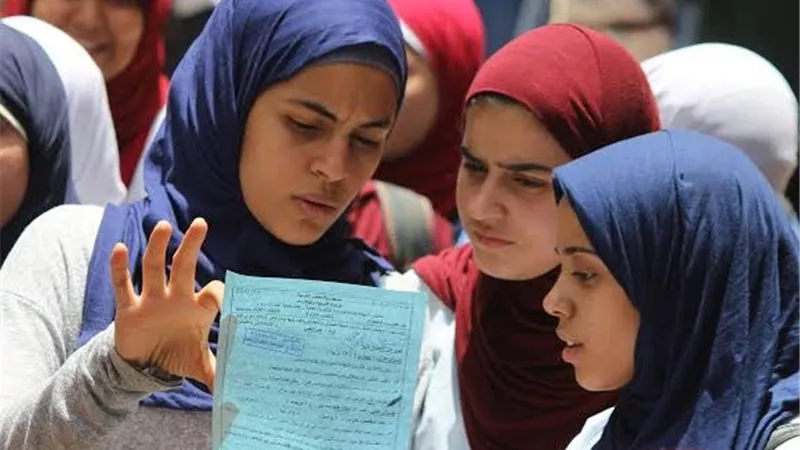 مزاعم بإعادة سماعات الغش مقابل 200 جنيه داخل لجنة ثانوية عامة بأسيوط|خاص