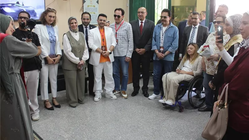 جامعة المنصورة تستعرض إبداعات ذوي الهمم أمام رئيس المهرجان القومي للمسرح