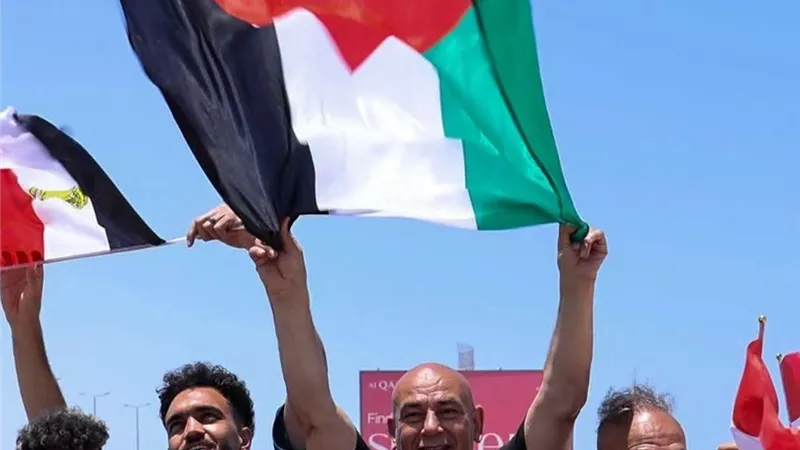 بإشارة لافتة.. حسام حسن يعيد قضية فلسطين إلى الواجهة في استقبال الفراعنة