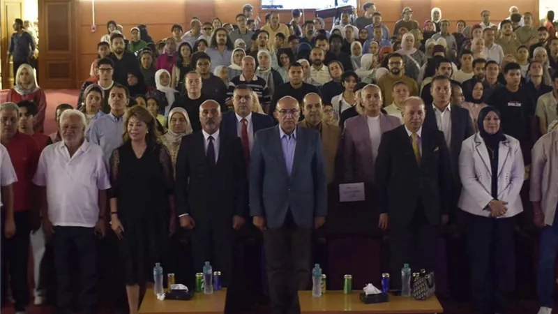 رئيس جامعة المنصورة يشهد عرض 