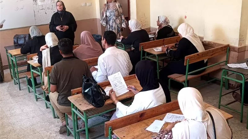 53 طالبًا متطوعًا يقودون قافلة محو أمية بجامعة دمنهور في كفر الدوار