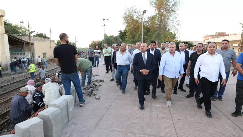 بعد خروج عربة قطار بمحطة محلة روح.. وزير النقل: حياة المواطنين خط أحمر