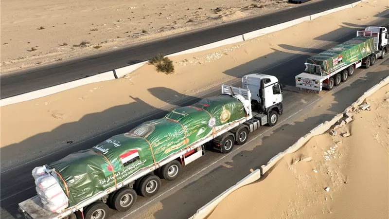 بيت الزكاة يعلن دخول القافلة الإنسانية الـ15 إلى غزة محملة بـ818 طنًا 