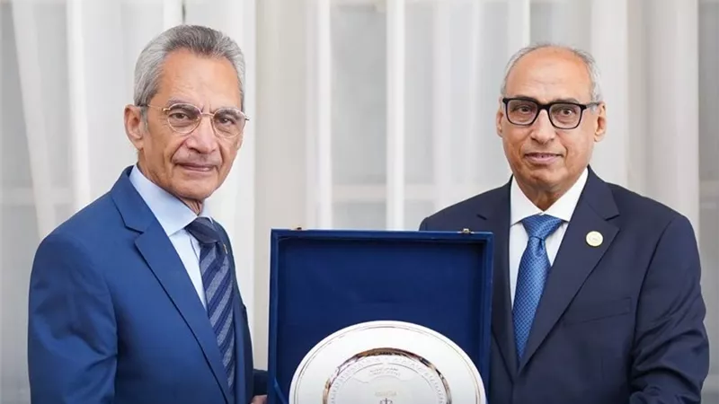 أبوالدهب يهدي درع مجلس الدولة لـ هاني عازر تقديرا لجهوده بالتنسيق التشريعي