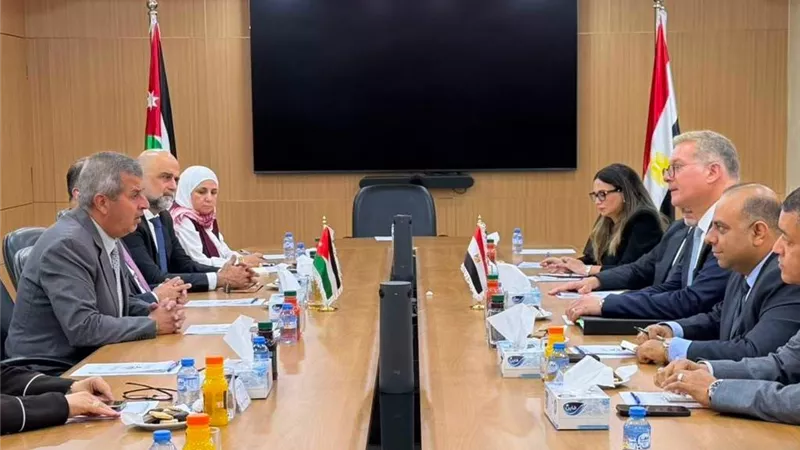 وزير البترول يبحث مع نظيره الأردني تعزيز التكامل في الطاقة والتعدين 