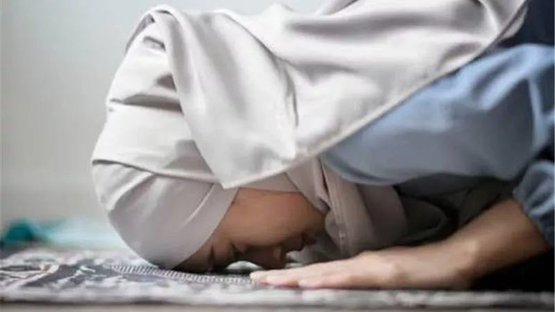 ما حكم سجود التلاوة والشكر للحائض؟ دار الإفتاء تجيب