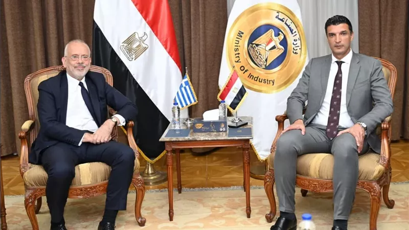 وزير الصناعة يبحث مع سفير اليونان تعزيز الشراكة الصناعية وجذب استثمارات