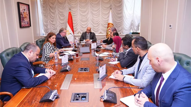 وزير العمل يبحث مع وفد 