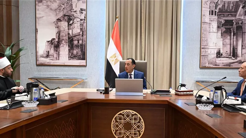 رئيس الوزراء يُتابع خطوات مشروع إحياء منطقة قرافة السيوطي