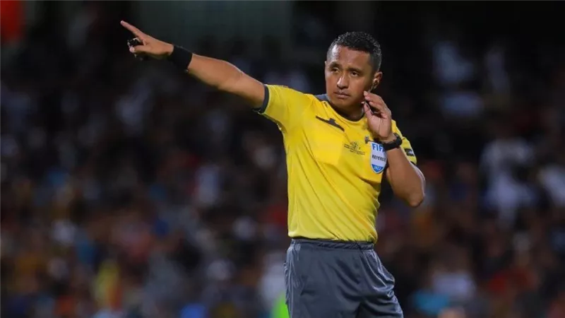 من الكيمياء إلى ملاعب المونديال.. قصة الحكم السلفادوري إيفان بارتون