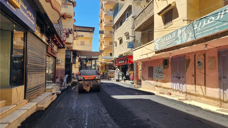 شارع البحر بإدكو في ثوب جديد.. محافظ البحيرة تتابع أعمال الرصف والتطوير