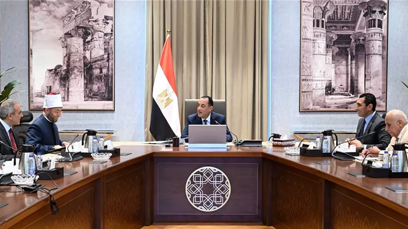 رئيس الوزراء يناقش الحلول المقترحة لأرض نادي الزمالك التابعة للأوقاف
