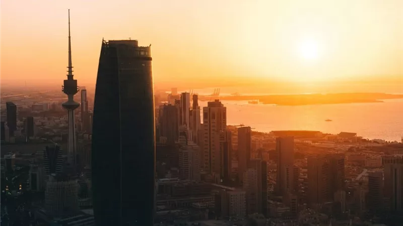 الكويت: حركة طبيعية رغم الهجمات الإيرانية واستهداف مواقع حدودية ونفطية