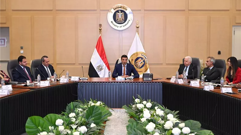 الصناعة تستهدف خفض استهلاك الغاز بمصانع السيراميك 25% والكهرباء 15%