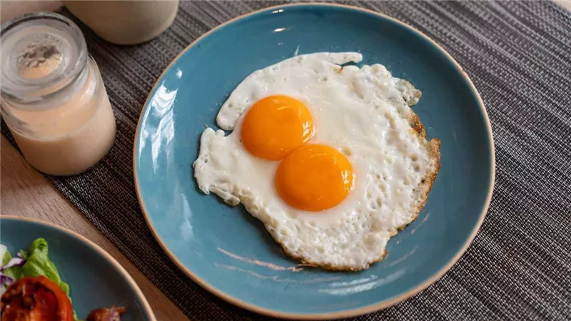 حسب العمر.. كم بيضة يمكن تناولها يومياً بأمان؟