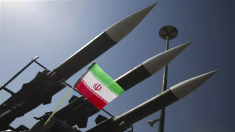 إيران تتعهد برد حاسم بعد مقتل 7 عسكريين في غارة أمريكية