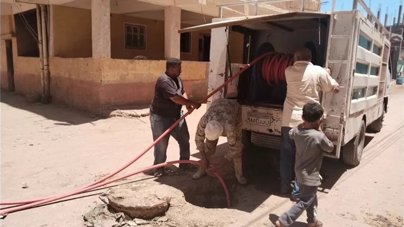 استجابة للأهالي.. محافظ كفرالشيخ يوجه بصيانة شبكة الصرف الصحي بمدينة قلين