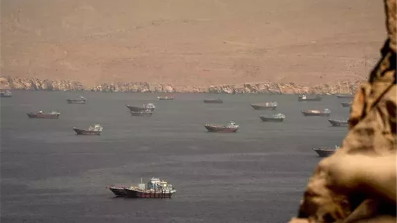 مضيق هرمز في قلب التوتر.. القوات الأمريكية تغير مسار سفينتين تجاريتين