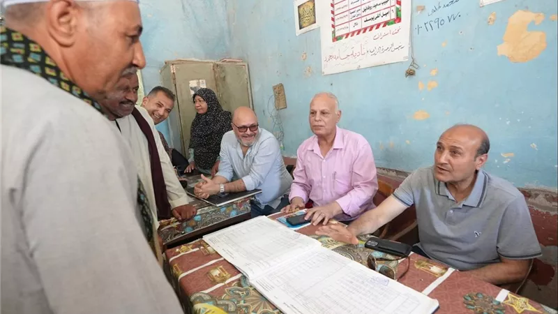 محافظ أسيوط يتفقد يتابع انتظام صرف الأسمدة للمزارعين بقرية 