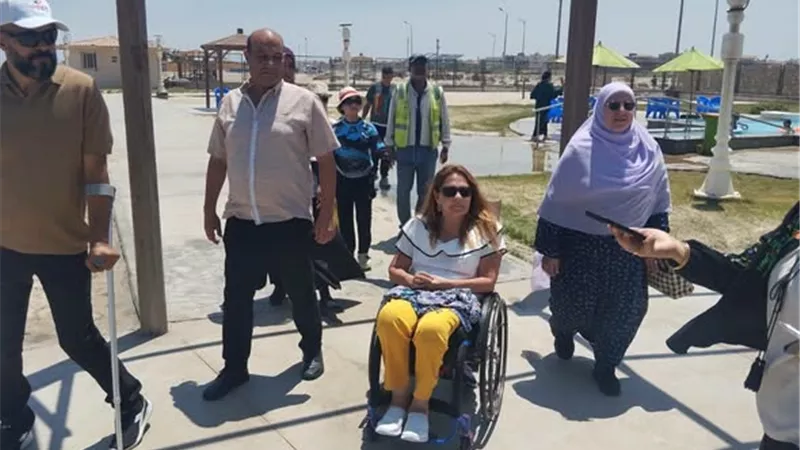ضمن جولتها بدمياط.. رئيس القومي لذوي الإعاقة تتفقد شاطئ «قادرون بلاج»