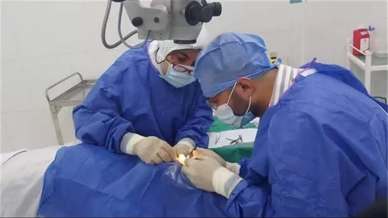 استخراج قطعة بلاستيكية من عين مريض في كفر الشيخ بعد تعذر اكتشافها بالأشعة