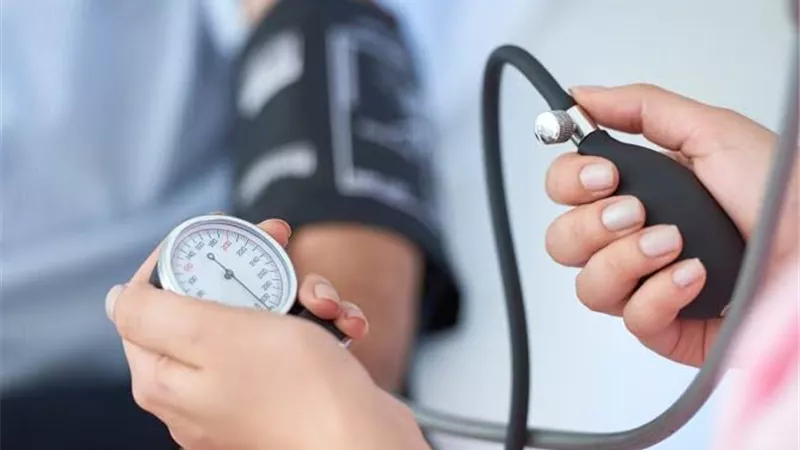  الصحة  تحذر: إهمال قياس ضغط الدم يزيد خطر المضاعفات
