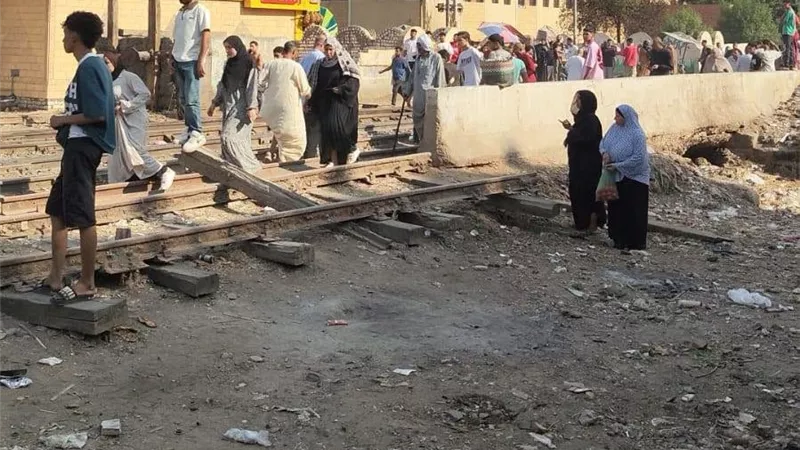 مأساة العياط.. قطار ينهي حياة أسرة أثناء عبور القضبان 