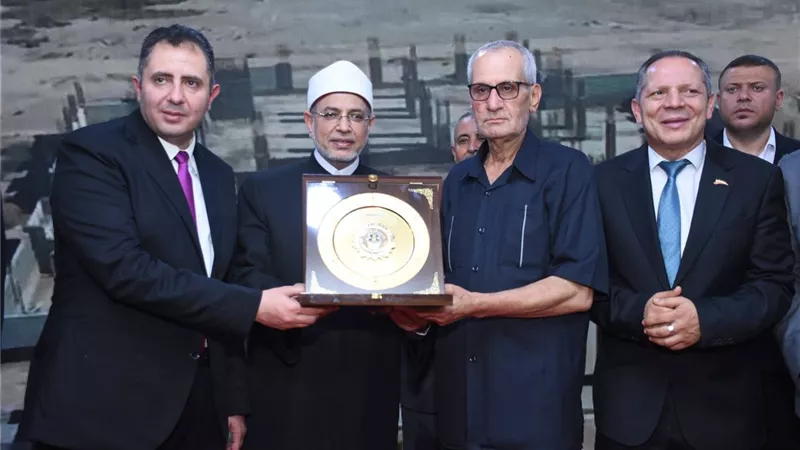 بعد تداول صوره.. رئيس جامعة الأزهر يكرِّم دكتور بكلية الدراسات الإسلامية