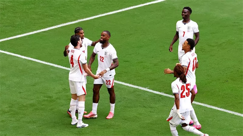 إنجلترا تكتسح فرنسا برباعية في الشوط الأول وتقترب من برونزية كأس العالم