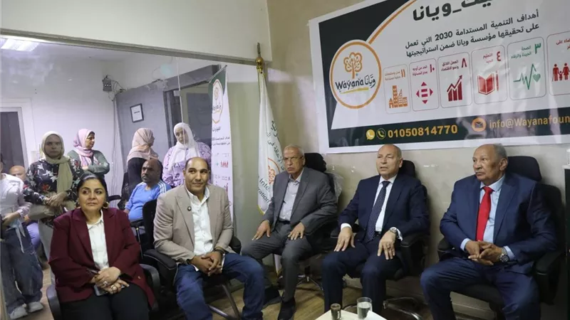  محافظ القاهرة يوزع 12 كرسيًا كهربائيًا متحركًا على عدد من ذوي الهمم 