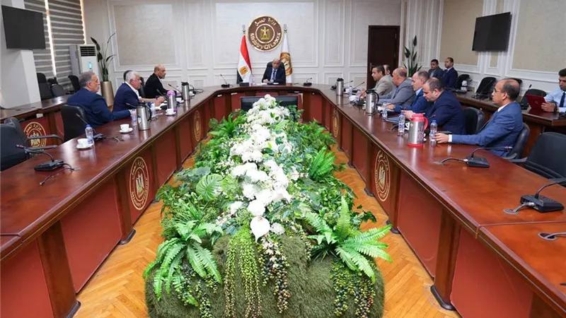وزير العمل يلتقي رابطة أصحاب مصانع النسيج والملابس بالمحلة الكبرى
