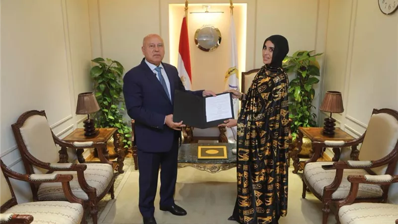 وزير النقل يمنح ليلى الأنصاري شهادة تقدير وعقد عمل تقديرًا لموقفها الوطني
