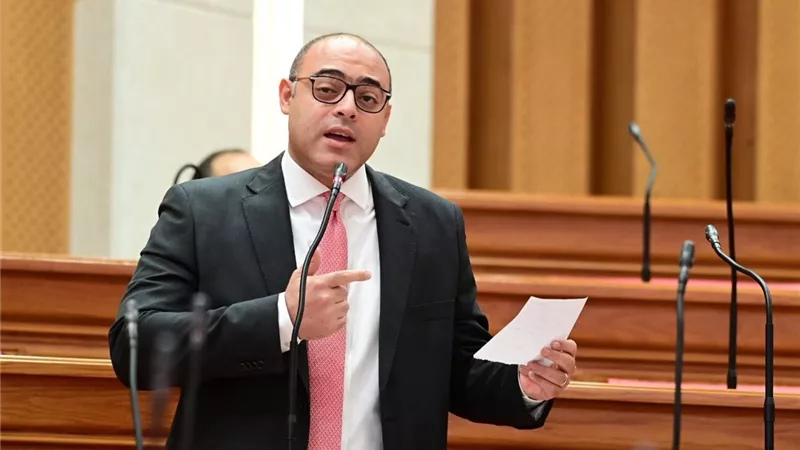 طلب إحاطة للحكومة بشأن التلوث البصري ومخاطر اللوحات المضيئة