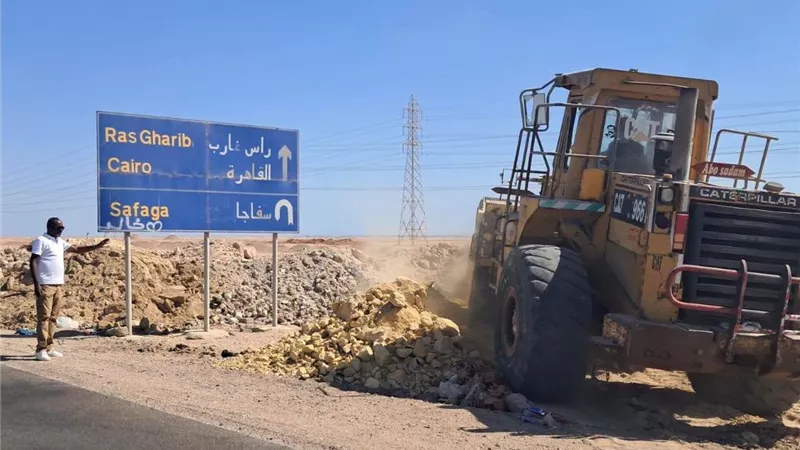 لأسبوعها الثالث.. الغردقة تواصل حملات إزالة مخلفات البناء لرفع كفاءة الطرق