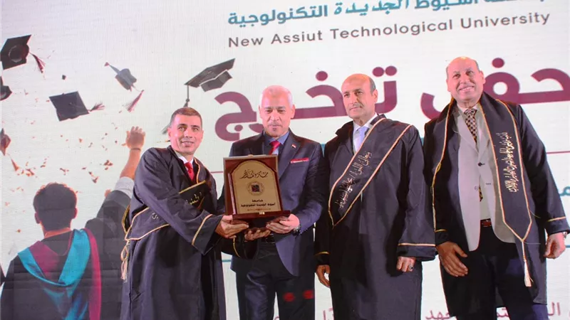 الدكتور المنشاوي يهنئ جامعة أسيوط الجديدة التكنولوجية بتخريج الدفعة الأولى