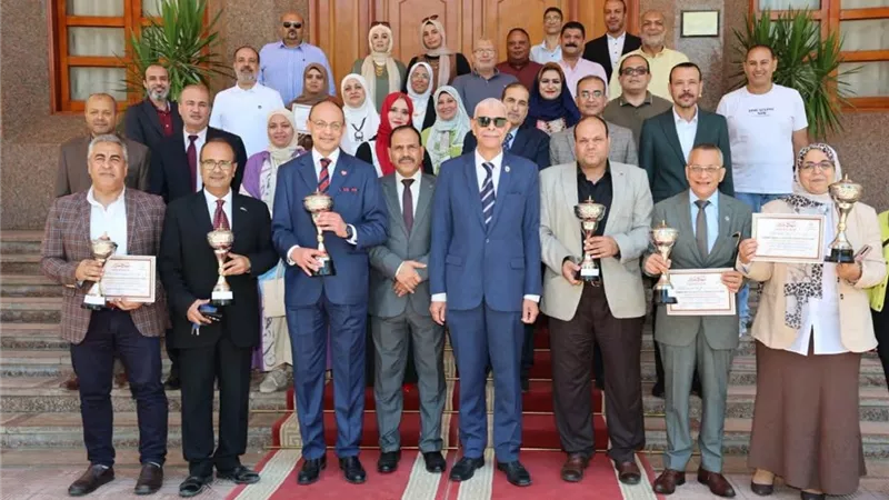 رئيس جامعة المنوفية يكرّم الفائزين بمسابقة أفضل معرض
