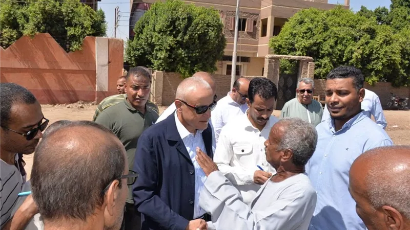 لرفع كفاءة الطرق.. محافظ الأقصر يتفقد أعمال الرصف بعدد من المراكز والمدن