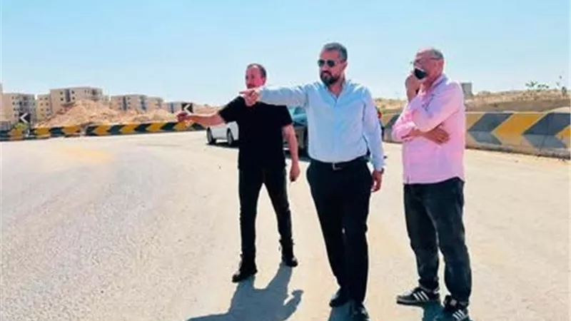 رئيس العبور الجديدة يتابع الطرق ويشدد على منع السير عكس الاتجاه