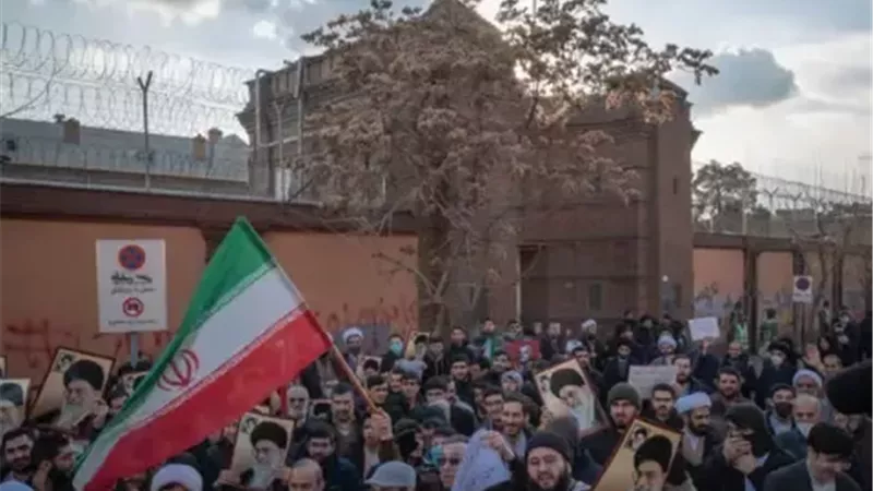 فرنسا تتهم إيران باحتجاز موظفين بسفارتها في طهران وتهدد بإجراءات