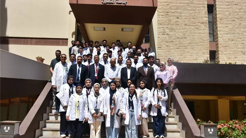 طلبة جامعة العين العراقية يلتقون رائد زراعة الكلى العالمي الدكتور محمد غني
